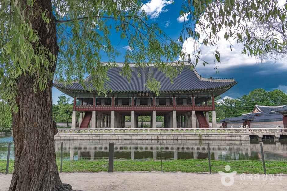 경복궁 — 북악산을 현무로 삼은 궁궐