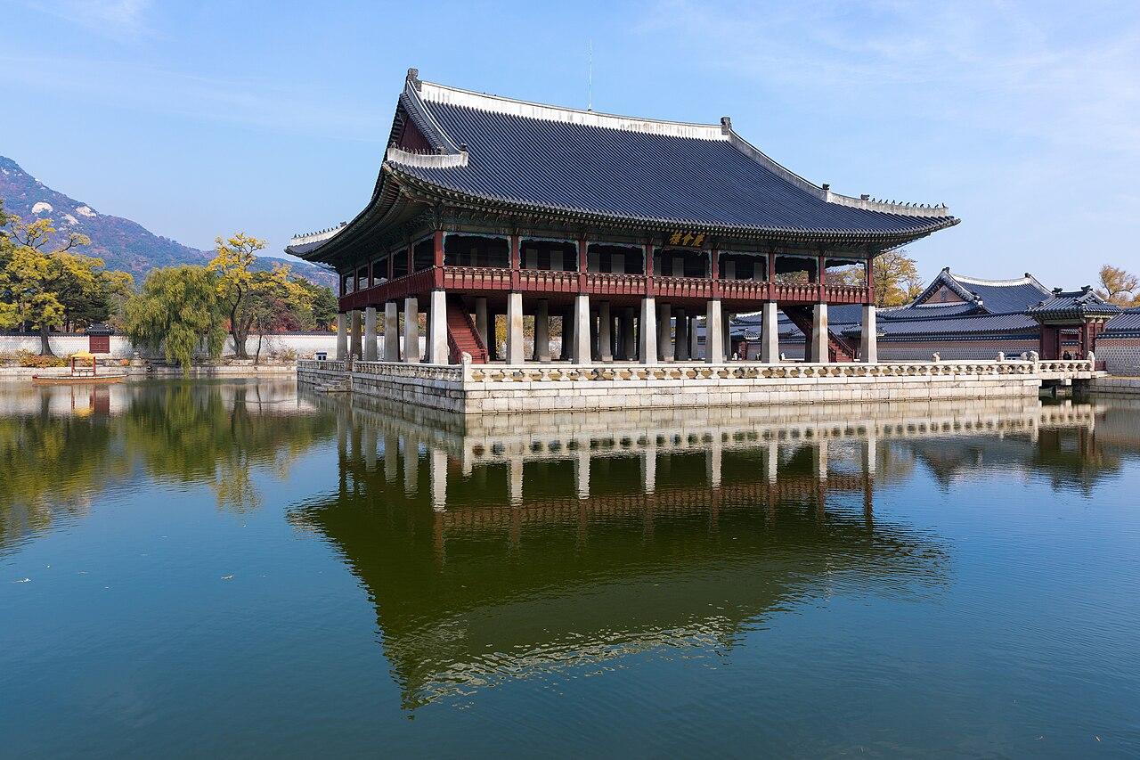 경복궁 — 북악산을 현무로 삼은 궁궐
